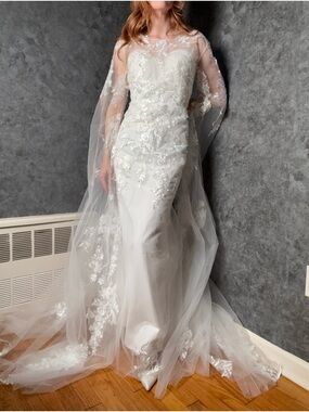 NWT - Elegant Lace Wedding Dress with dramatic sleeves – Size 12